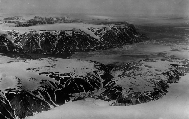 Au fond au centre se trouve Gråhuken (Andrée Land)