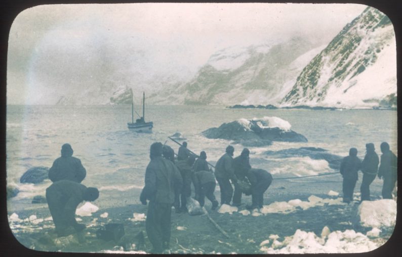 Départ du canot James Caird pour chercher des secours