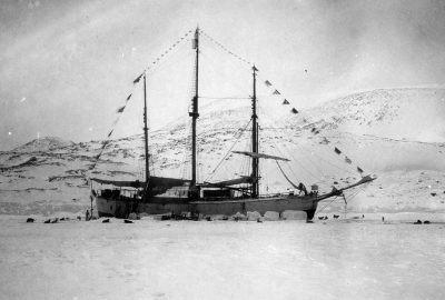 Le Fram décoré pour la fête nationale norvégienne dans son port d’hiver