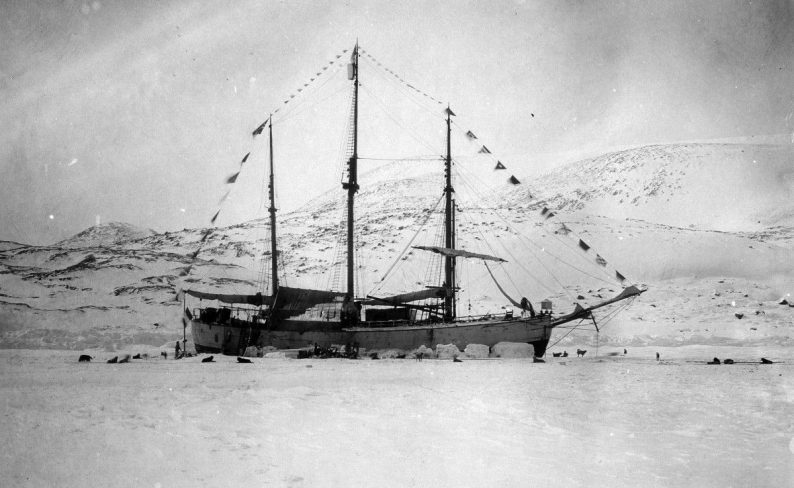 Le Fram décoré pour la fête nationale norvégienne dans son port d’hiver