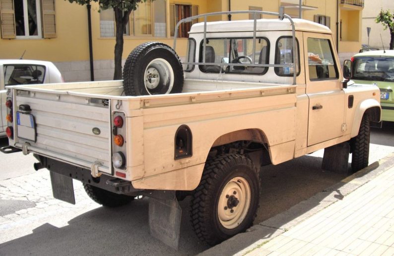 Land Rover Defender pickup des années 1990. Photo publique Wikimedia Corvettec6r