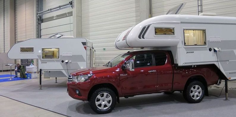 Toyota Hilux avec cabine semi-approfondie avec cellule et capucine fixe de 2017. Photo Wikimedia CCSA3 Travelarz