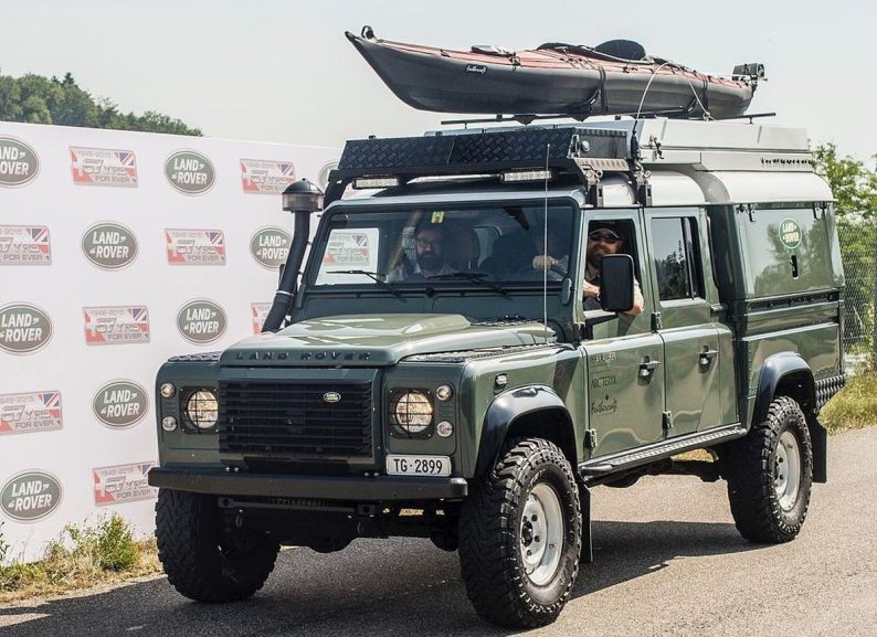 Land Rover Defender 130 avec coffre et tente de toit. Photo Wikimedia CCSA4 Lrdriver