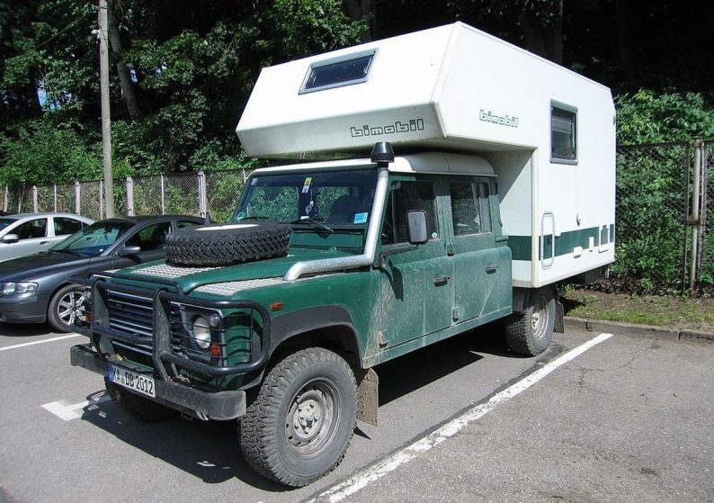 Land Rover Defender 90 double cabine avec cellule plate et capucine. Photo Wikimedia CCSA4 Arz