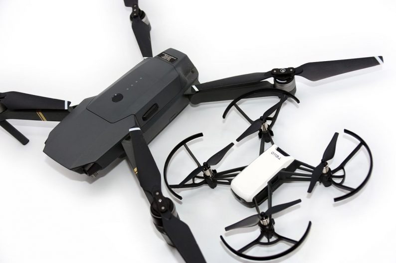 Petits drones de voyage DJI MavicPro et Ryze Tello. Photo Wikimedia CCSA4 SimonWaldherr