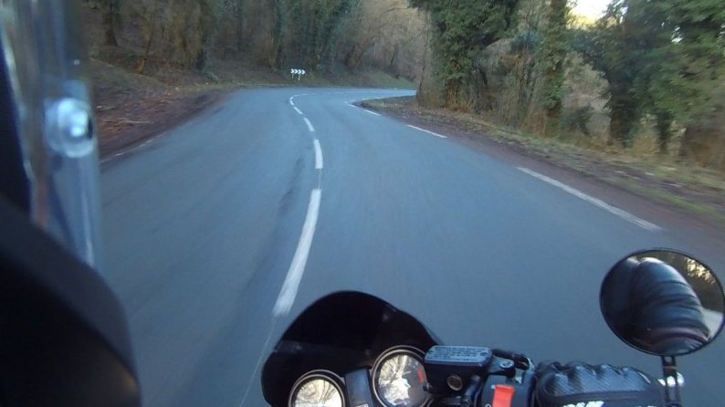 Extrait d’un motovlog, caméra sur le casque. Photo Wikimedia CCSA4 Tipikawa