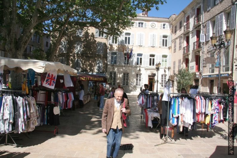 La mairie et petit marché de Brignoles. Photo © André M. Winter