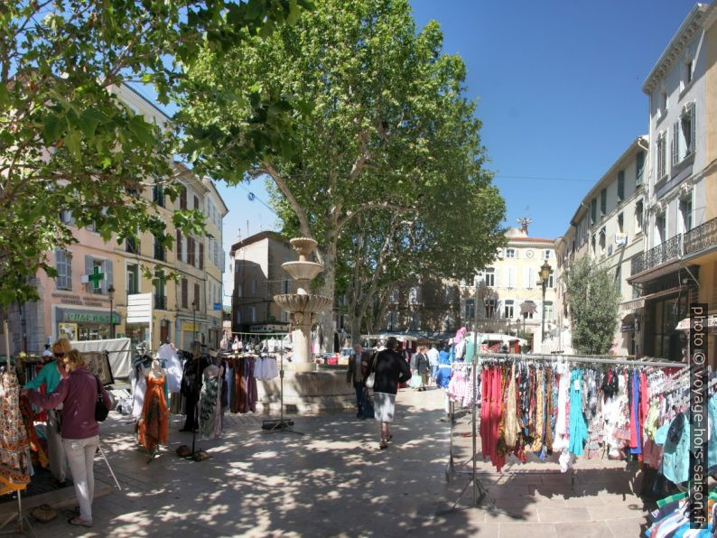 Le petit marché sur la place Caramy. Photo © André M. Winter