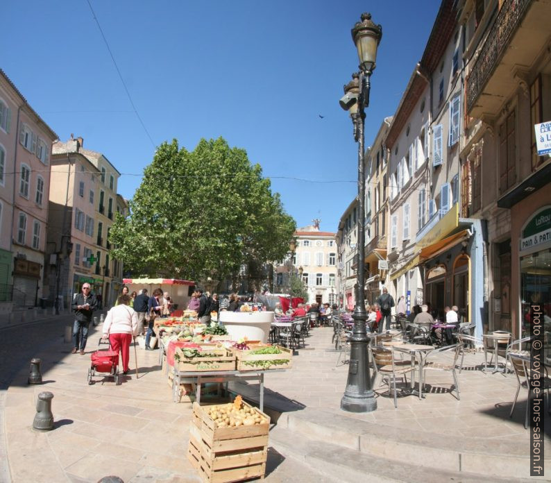 Étals du petit marché de Brignoles. Photo © André M. Winter