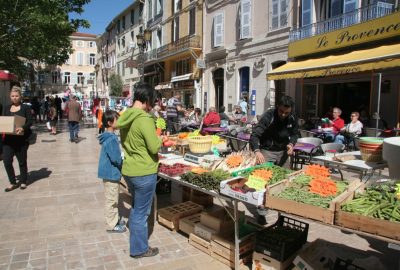 Nicolas et Alex font les courses sur le petit marché de Brignoles. Photo © André M. Winter