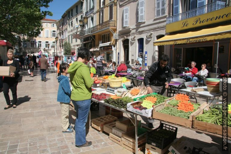 Nicolas et Alex font les courses sur le petit marché de Brignoles. Photo © André M. Winter
