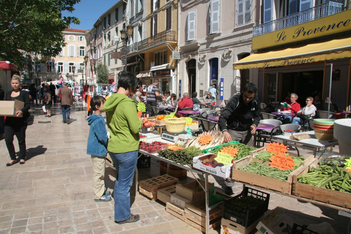 Nicolas et Alex font les courses sur le petit marché de Brignoles. Photo © André M. Winter