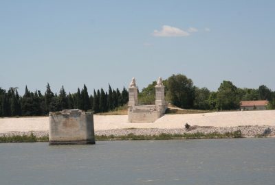 Pilier et tête de pont du Pont aux Lions. Photo © André M. Winter