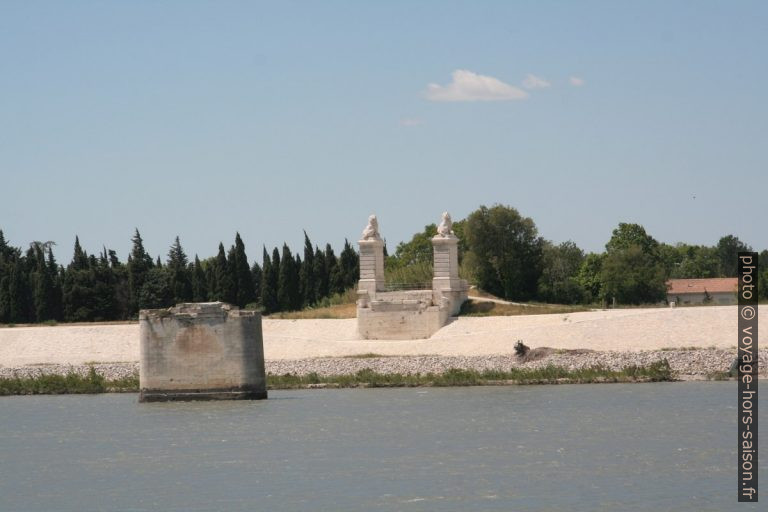 Pilier et tête de pont du Pont aux Lions. Photo © André M. Winter