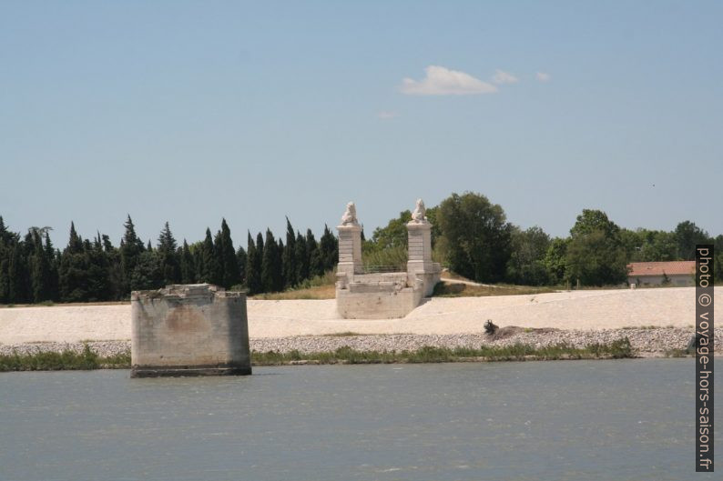 Pilier et tête de pont du Pont aux Lions. Photo © André M. Winter