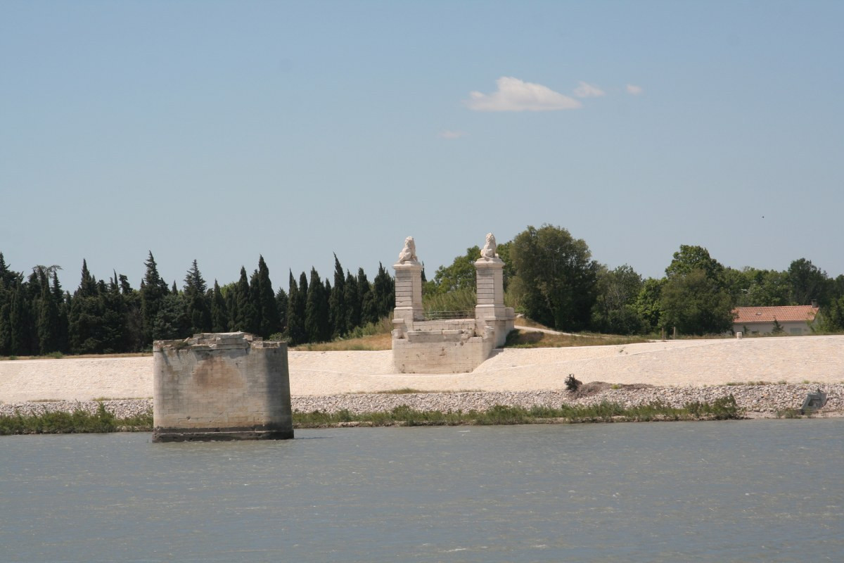 Pilier et tête de pont du Pont aux Lions. Photo © André M. Winter