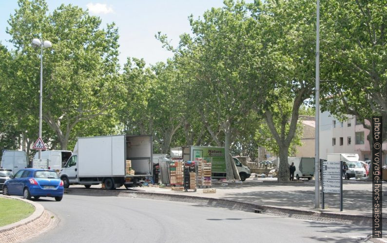 Fin de marché Boulevard Émile-Combes d'Arles. Photo © André M. Winter