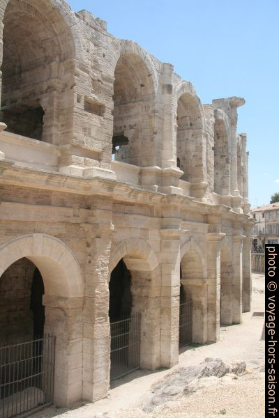 Arènes d'Arles restaurées. Photo © Alex Medwedeff