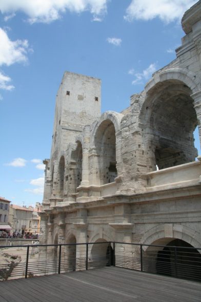 Tour dite sarrasine sur les Arènes romaines d'Arles. Photo © André M. Winter