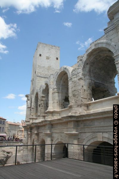 Tour dite sarrasine sur les Arènes romaines d'Arles. Photo © André M. Winter