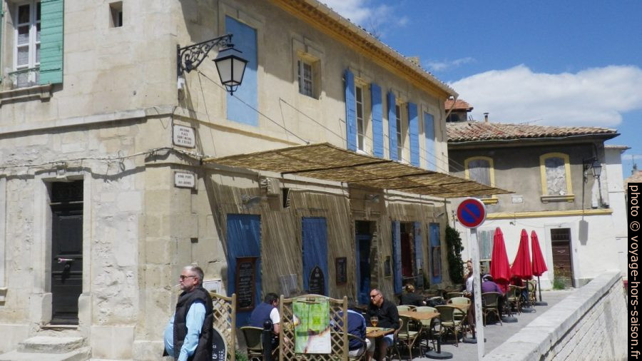 Terrasse de café sur l'ancienne place Saint-Michel de l'Escale. Photo © André M. Winter