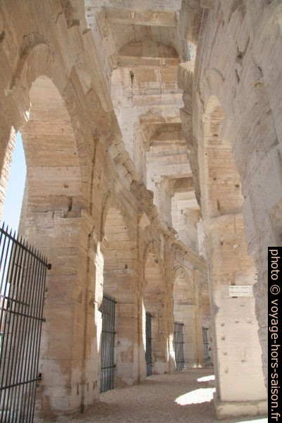 Dans la galerie circulaire inférieure de l'amphithéâtre romain d'Arles. Photo © André M. Winter