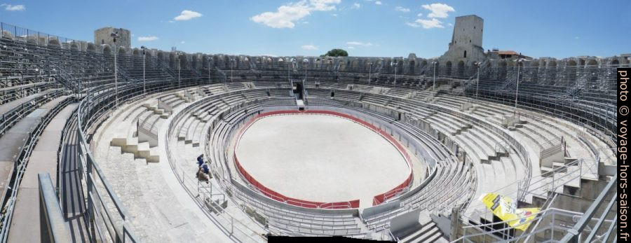 Panorama des gradins elliptiques de l'amphithéâtre romain d'Arles. Photo © André M. Winter