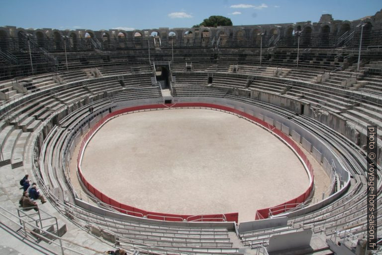 Gradins elliptiques de l'amphithéâtre romain d'Arles. Photo © André M. Winter