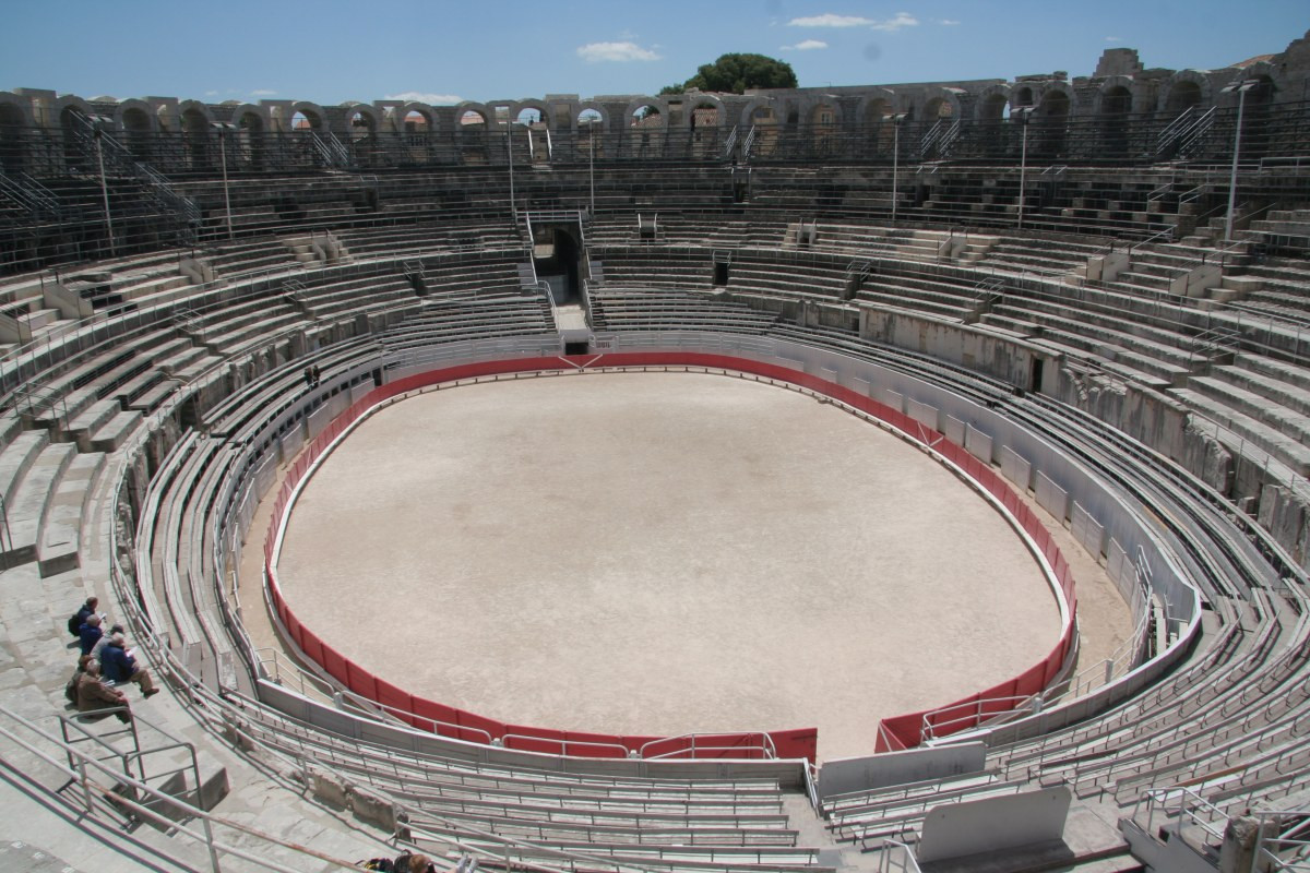 Gradins elliptiques de l'amphithéâtre romain d'Arles. Photo © André M. Winter