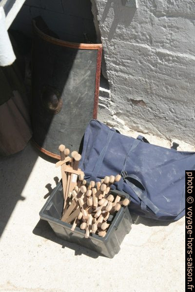 Épées de bois pour les gladiateur dans l'amphithéâtre d'Arles. Photo © André M. Winter