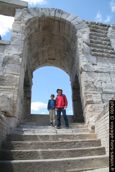 Nicolas et André dans l'amphithéâtre d'Arles. Photo © Alex Medwedeff