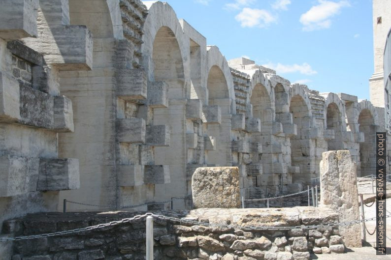 Intérieur des Arènes d'Arles. Photo © André M. Winter