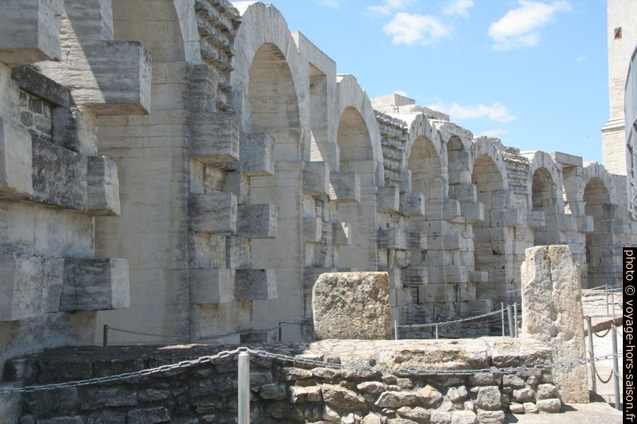 Intérieur des Arènes d'Arles. Photo © André M. Winter