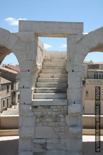 Escalier des Arènes d'Arles aboutissant dans le vide. Photo © Alex Medwedeff