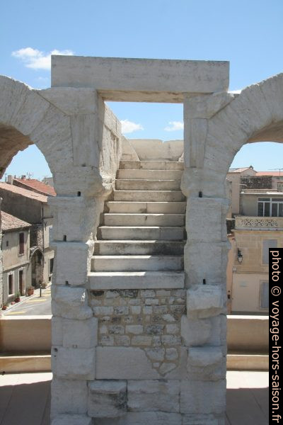 Escalier des Arènes d'Arles aboutissant dans le vide. Photo © Alex Medwedeff