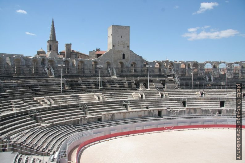 Tour du Moyen-Âge sur les Arènes romaines d'Arles. Photo © André M. Winter