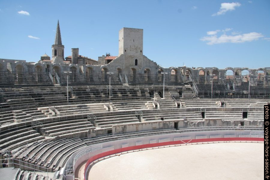 Tour du Moyen-Âge sur les Arènes romaines d'Arles. Photo © André M. Winter