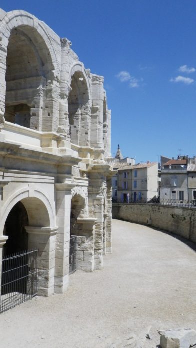 Arènes d'Arles restaurées. Photo © Alex Medwedeff