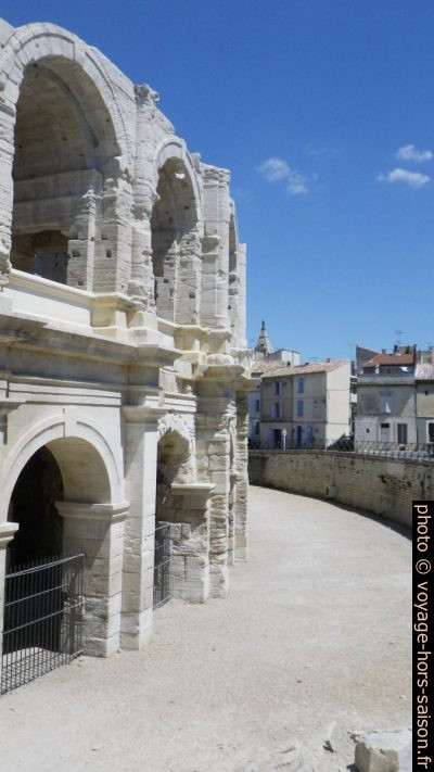 Arènes d'Arles restaurées. Photo © Alex Medwedeff
