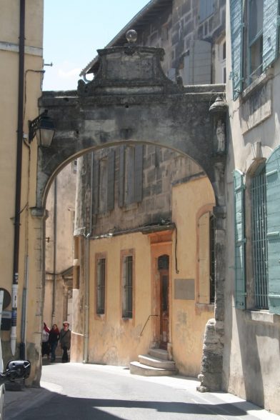 Arc sur la Rue du Cloître. Photo © André M. Winter