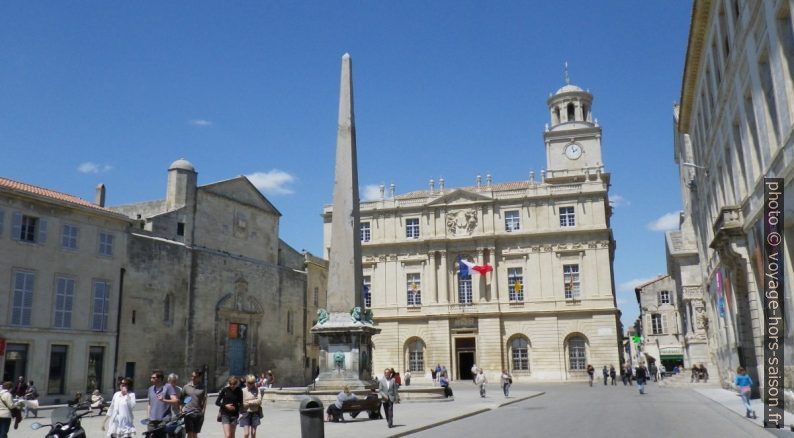 L'Obélisque et la Mairie d'Arles. Photo © André M. Winter