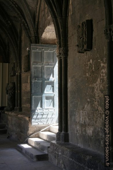 Porte du le Cloître Saint-Trophime. Photo © Alex Medwedeff