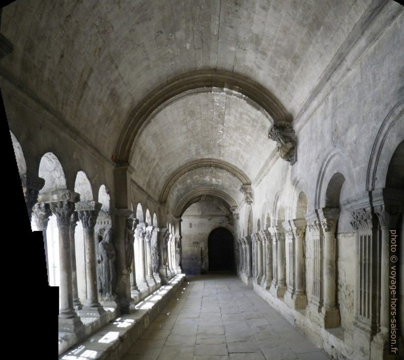 Sous la galerie nord romane du Cloître Saint-Trophime. Photo © André M. Winter