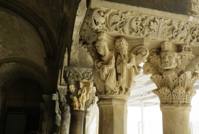 Chapiteaux de colonnes du Cloître Saint-Trophime. Photo © André M. Winter