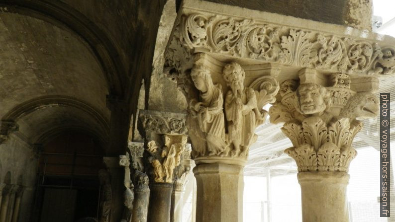 Chapiteaux de colonnes du Cloître Saint-Trophime. Photo © André M. Winter