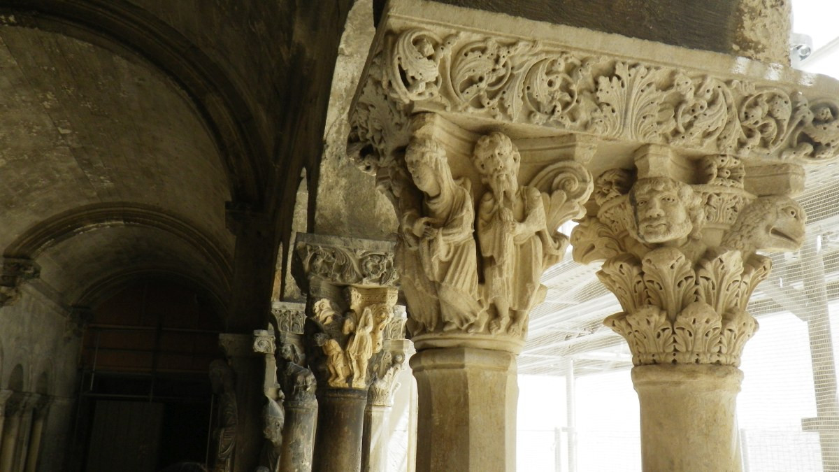Chapiteaux de colonnes du Cloître Saint-Trophime. Photo © André M. Winter