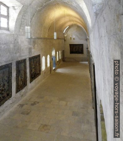 Réfectoire au nord du Cloître Saint-Trophime. Photo © André M. Winter