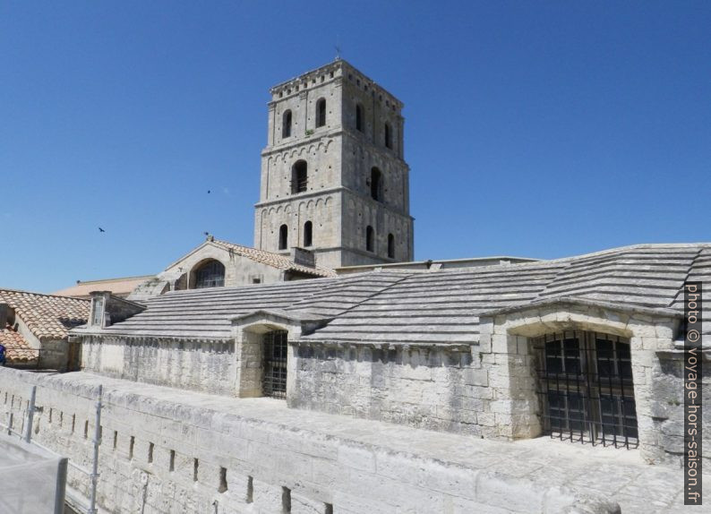 Clocher et toit du cloître de Saint-Trophime. Photo © André M. Winter