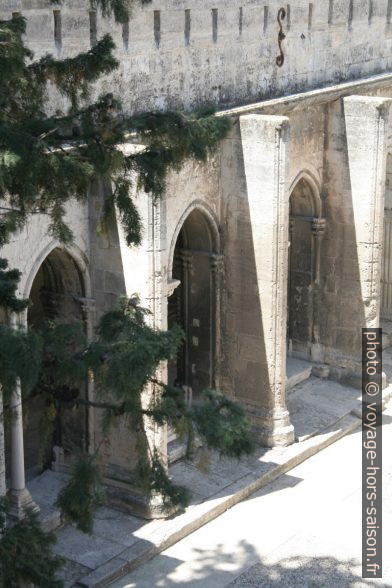 Galerie ouest gothique du Cloître Saint-Trophime. Photo © André M. Winter