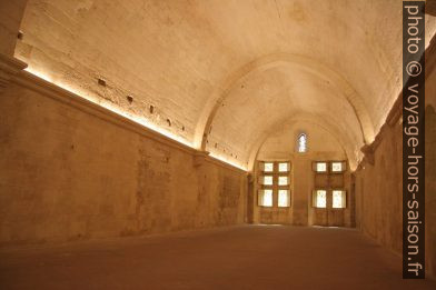 Dortoir à l'est du Cloître Saint-Trophime. Photo © André M. Winter